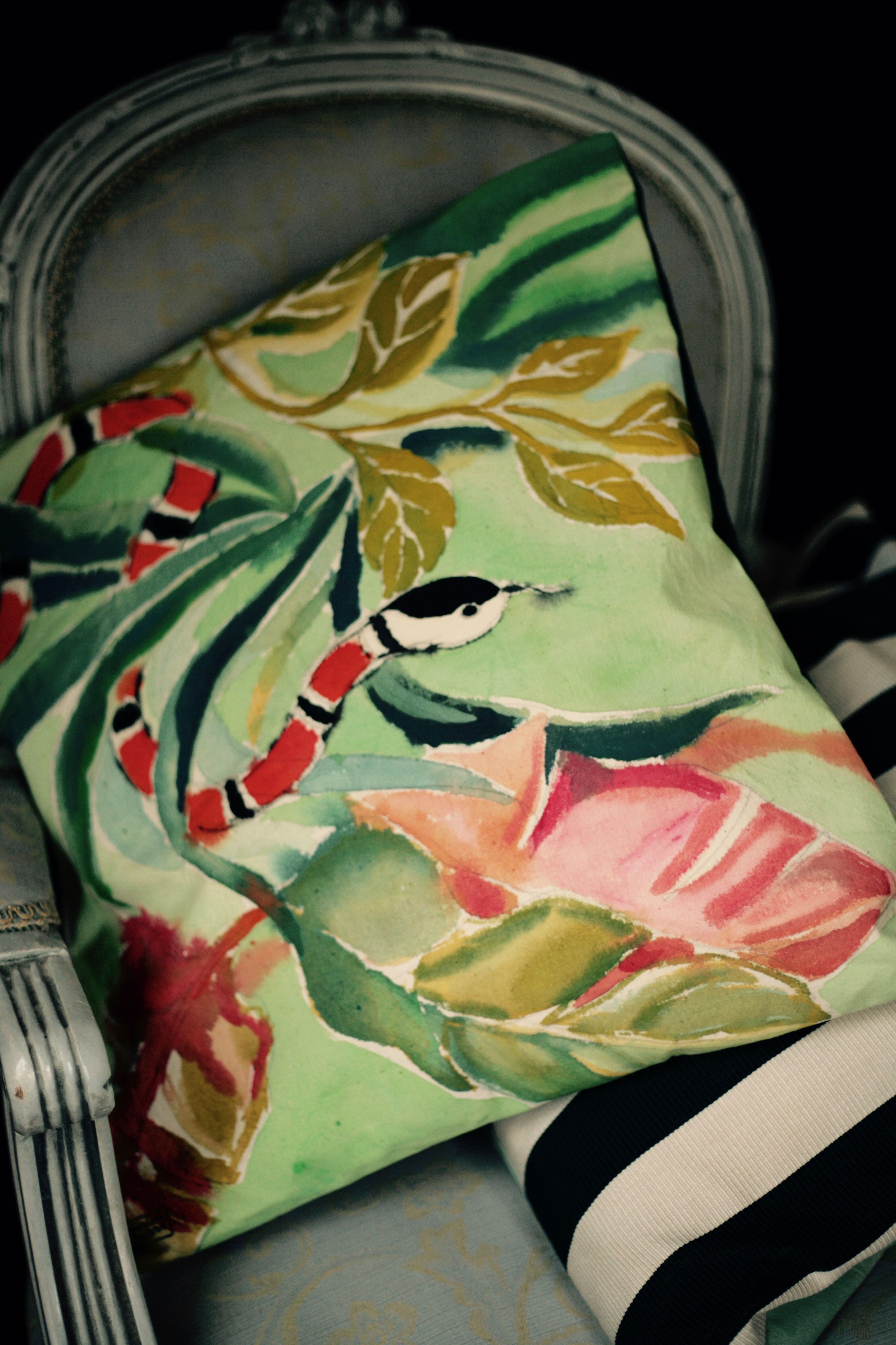 #serpentcorail #illustrationcoussin #artisanat #metiersdart #madeinnantes #drapsanciens #illustrationtextile #marionpeetersillustration #peintmain #botanique #faitmain #artisanatlocal #decoresponsable #upcycling #creationunique #slowdesign